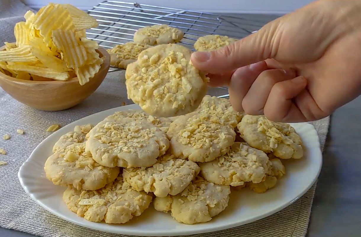 Top view of a plate of potato chips cookies on a beige napkin.